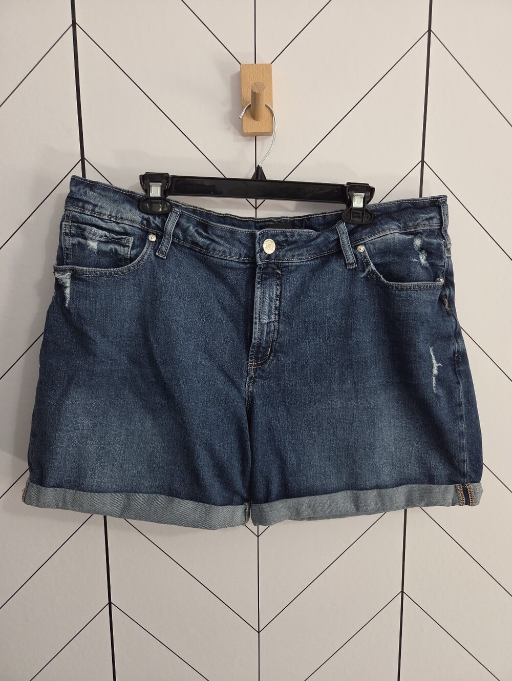 Silver Jeans Co. Boyfriend Shorts Distressed Dark Wash Mid Rise, Plus 16 - L6